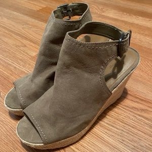 Preloved tan Platform heels by Universal Threads.